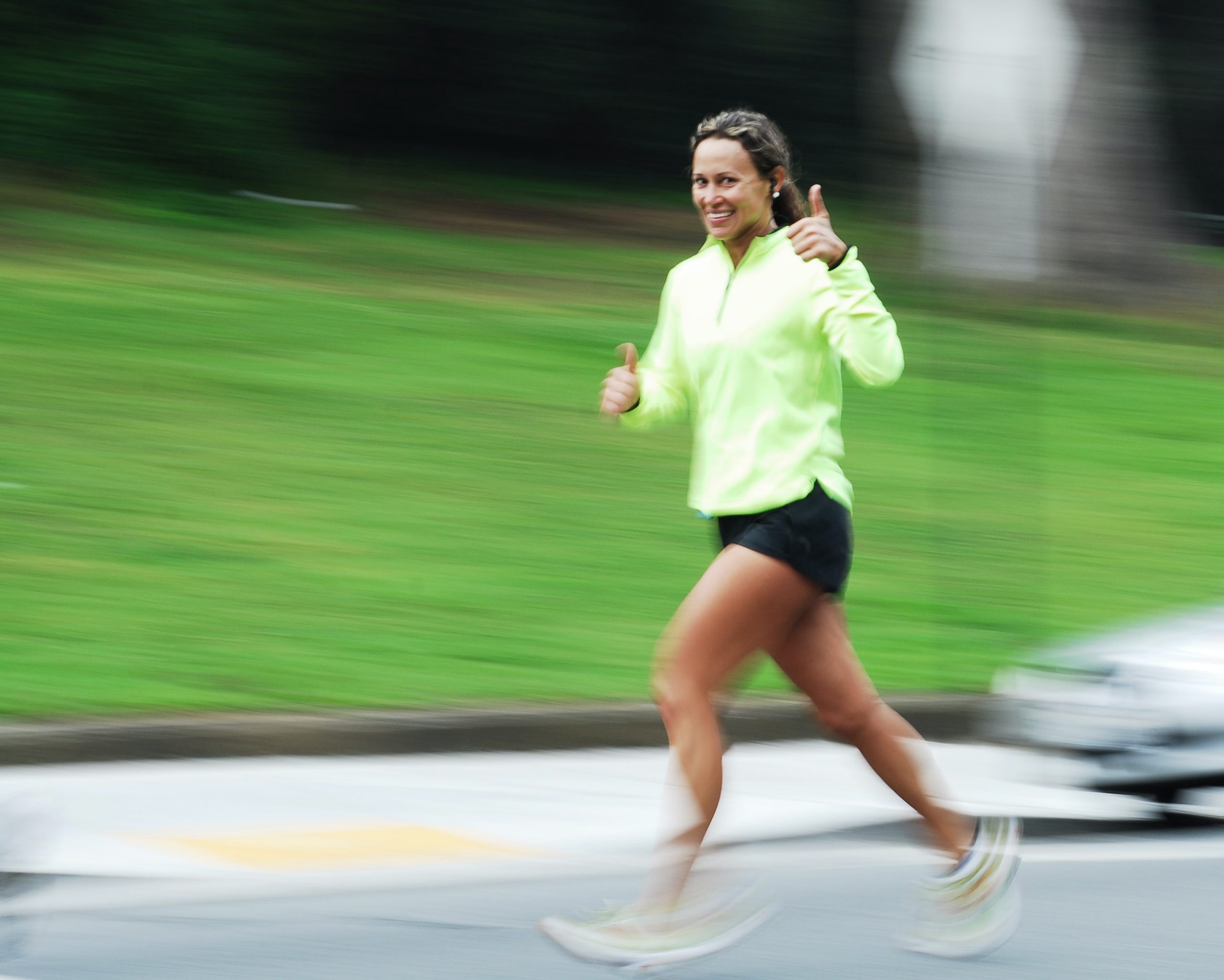 exercise donna corsa all'aperto